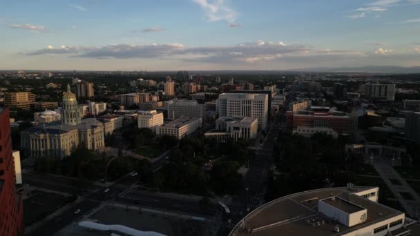 Napkelte Denver Felett Colorado Állam Fővárosának Épületével Légi Emelkedés — Stock videók