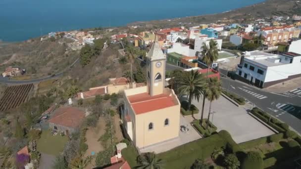 Przekazywanie Aerial Dolly Shot Village Przechodząc Przez Church Steeple Wybrzeże — Wideo stockowe