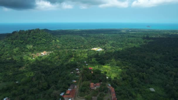 Uitzicht Vanuit Lucht Stad Roa Agostinho Neto Jungle Richting Kustlijn — Stockvideo