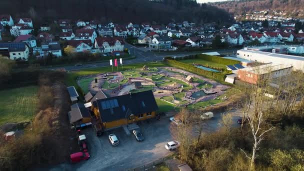 Vista Aérea Alrededor Campo Mini Golf Primavera Soleada Gelnhausen Grundau — Vídeo de stock