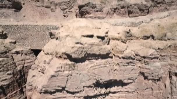 Drone Stijgt Rotsachtige Kliffen Onthullen Bamiyan Valley Afghanistan — Stockvideo