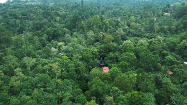 Pemandangan Udara Yang Mendekati Rio Ouro Air Terjun Tengah Hutan — Stok Video