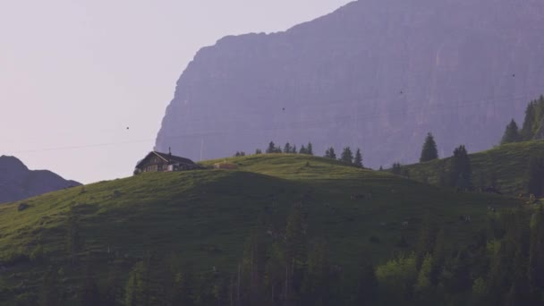 Zwitserland Traditioneel Houten Huis Alpen Heuvels Zonsopgang Vroege Ochtend Middelmatige — Stockvideo