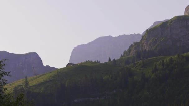 Zwitserland Traditioneel Houten Huis Alpen Heuvels Zonsopgang Vroege Ochtend Breed — Stockvideo