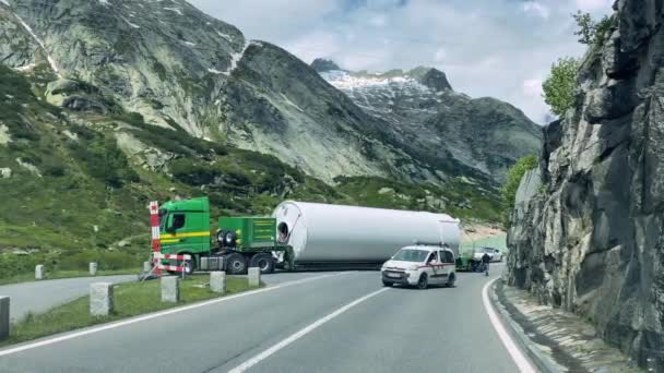 Kołowy Przyczepa Ciężarówka Transport Długi Masywny Zbiornik Cylindryczny Mountain Road — Wideo stockowe