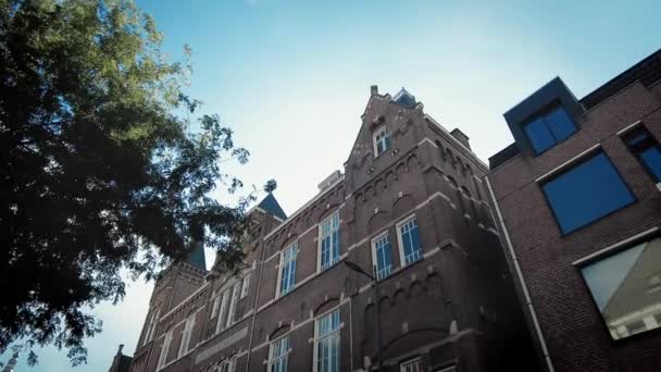 1912年からオランダのデンボッシュ市中心部にある古い記念碑学校の建物 — ストック動画