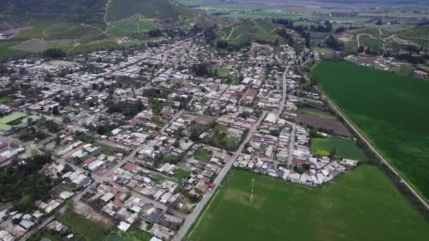 ポメールの街並と緑豊かなフィールドの上からの眺めチリのサンチアゴ大都市圏 — ストック動画