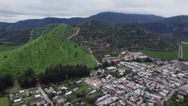 Montanhas Idílicas Cidade Chilena Pomaire Dia Nublado Tiro Drone Aéreo — Vídeo de Stock