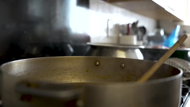 台所で調理されたストックポットに玉ねぎと準備カレーソースのショットを閉じます — ストック動画