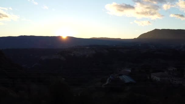 Schöne Luftige Landschaft Silhouettierte Berge Goldene Stunde Sonnenaufgang — Stockvideo