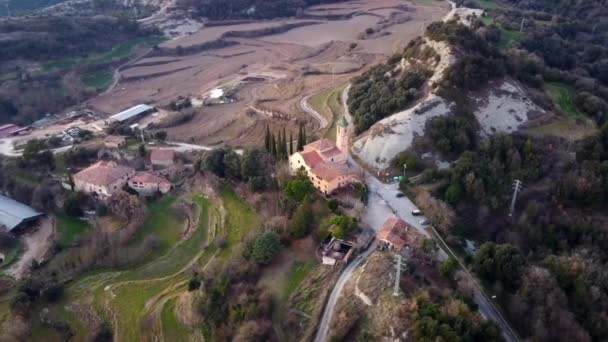 Drone Disparó Hermosa Iglesia Histórica Pueblo Montaña Rural — Vídeos de Stock