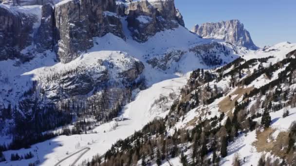 Εναέρια Κηφήνας Άποψη Των Κλινών Σκι Του Χειμώνα Των Βουνών — Αρχείο Βίντεο