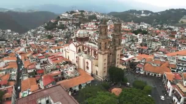 メキシコのサンタ プリスカ タクスコ教会のドローン撮影 — ストック動画