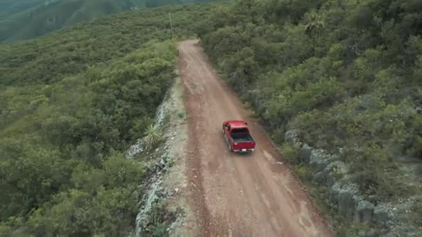 Caminhão Coleta Vermelho Desce Por Uma Estrada Terra Nas Montanhas — Vídeo de Stock
