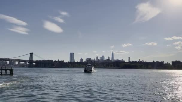 Ferry Que Llega Puerto Frente Horizonte Manhattan Mostrando One World — Vídeo de stock