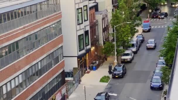 Dentro Bairro Brooklyn Nova York Durante Pôr Sol Mostrando Edifícios — Vídeo de Stock