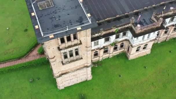 Birds Eye View Drone Flyover Old Scottish Folly Incomplete Architecture — Stockvideo