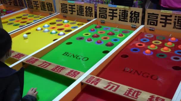 Niño Jugando Juego Bingo Tradicional Mercado Nocturno Local Taiwanés Ciudad — Vídeo de stock