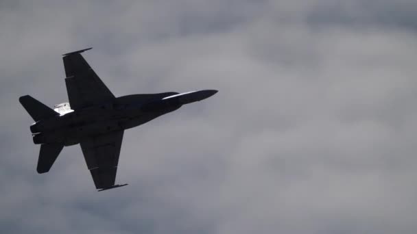 Bir Hornet Savaş Uçağı Bir Hava Gösterisinde Kalabalığın Önünden Ağır — Stok video
