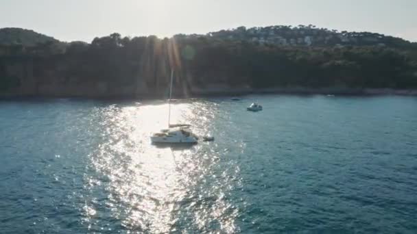 Πετώντας Γύρω Από Ένα Σκάφος Στη Μεσόγειο Costline Ισπανία — Αρχείο Βίντεο