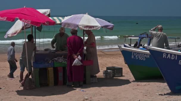 Мороканские Рыбаки Собираются Вокруг Рыбацкой Будки Пляже Тагазу — стоковое видео