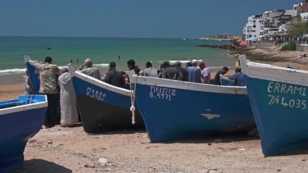 Мужчины Собираются Вокруг Улова Дня Пляже Тагазу — стоковое видео