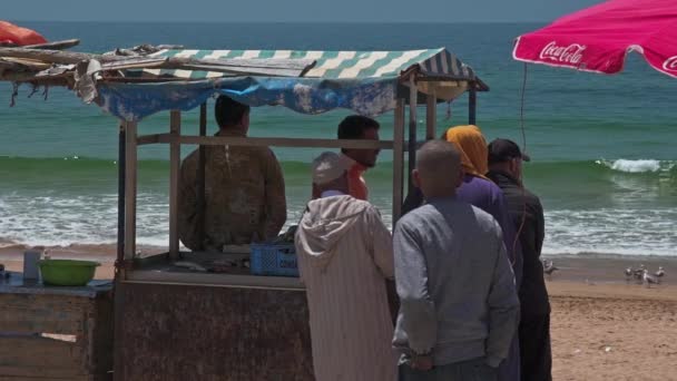 Рыбаки Вокруг Рыбацкой Будки Пляже Тагазу — стоковое видео
