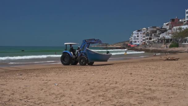 Трактор Маленькой Рыбацкой Лодкой Пляже Тагазу — стоковое видео