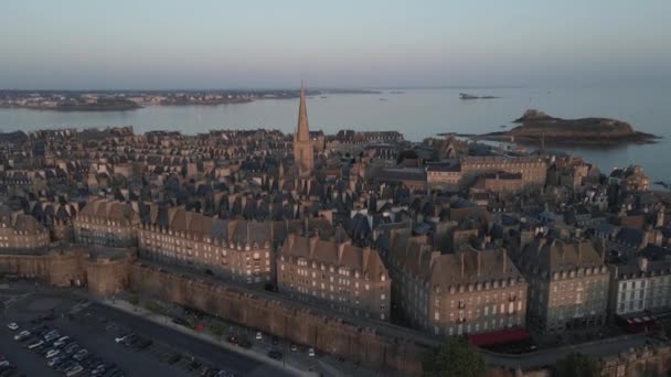 Saint Malo Altstadt Mit Glockenturm Der Kathedrale Bei Sonnenuntergang Bretagne — Stockvideo
