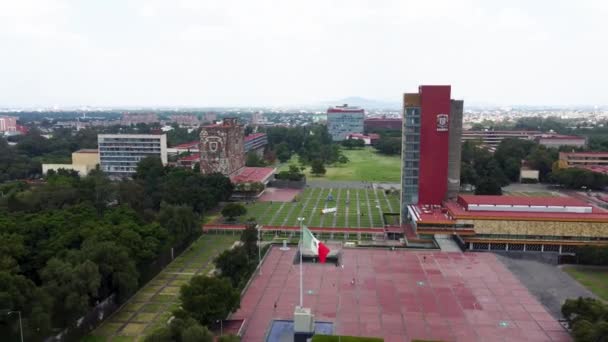 墨西哥国旗飘扬的中央大学校园 Unam 的前景 — 图库视频影像