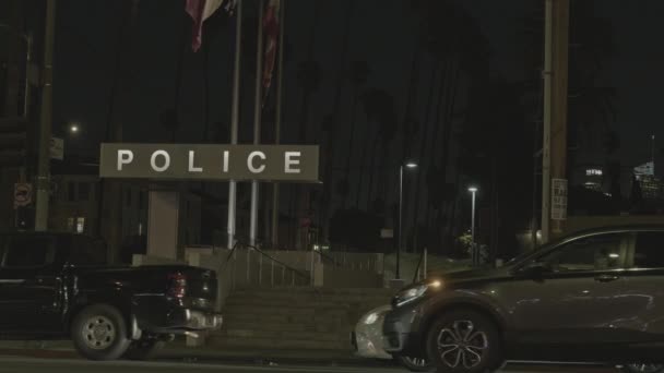 Static Shot Led Police Station Sign Flags Flying Traffic Passing — Vídeos de Stock