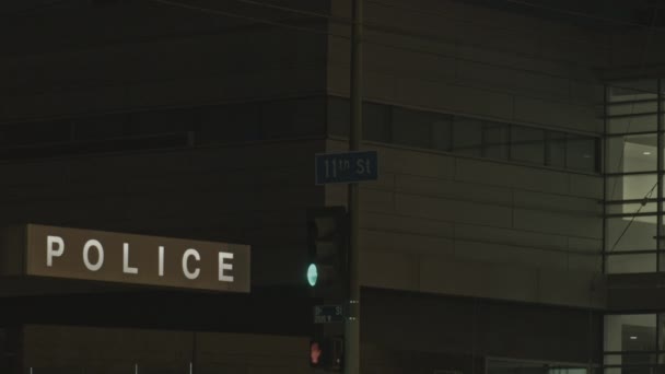 Nachts Leuchtet Haupteingang Eine Seitenansicht Einer Alten Polizeiwache Tafel — Stockvideo