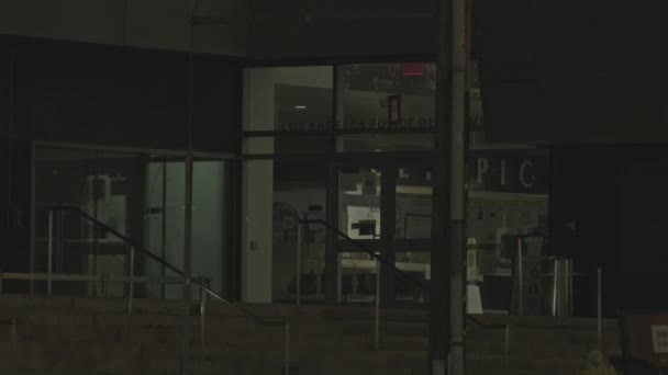 Статичний Постріл Сходів Веде Скляних Дверей Поліцейської Дільниці Вночі — стокове відео