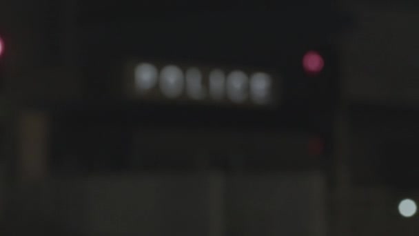 Revelando Delegacia Polícia Com Foco Puxar Rack Fotografia Cinematográfica Noite — Vídeo de Stock