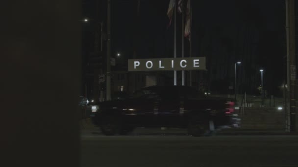 Auto Rijden Weg Buiten Politiebureau Los Angeles Amerika — Stockvideo