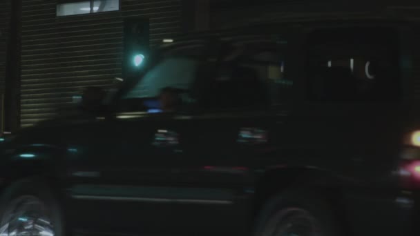 Außenaufnahme Einer Kleinen Polizeiwache Bei Nacht Mit Blick Auf Vorbeifahrende — Stockvideo