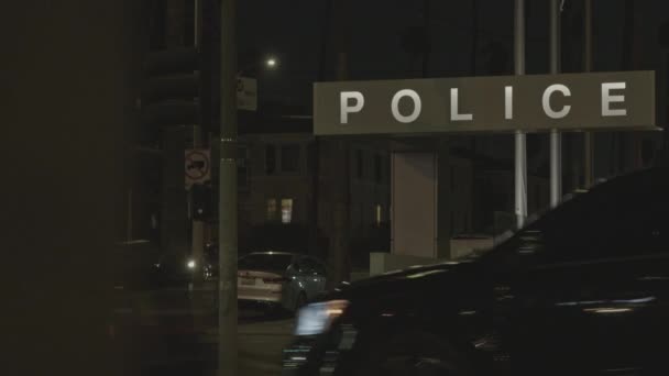 Cinematografische Opname Van Een Ingang Van Een Politiebureau Met Scherptediepte — Stockvideo