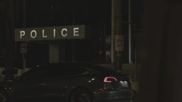 Establecimiento Disparo Fuera Oficina Estación Policía Edificio Por Noche — Vídeo de stock