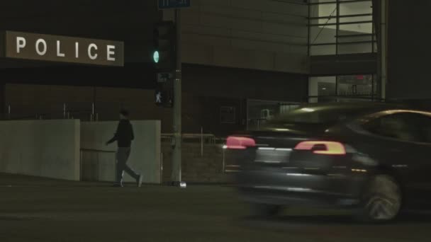 Statyczne Ujęcie Zewnątrz Małego Posterunku Policji Nocy Widokiem Przejeżdżające Samochody — Wideo stockowe