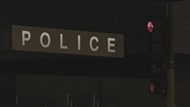 警察署の近くから建物の広い角度にズームアウト — ストック動画