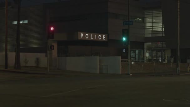 로스앤젤레스 로스앤젤레스 일반적 경찰서 야간에 건물을 세우는 표지판 비디오 — 비디오