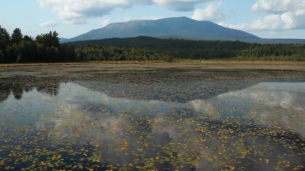 Upea Ilmakuva Majesteettinen Mount Katahdin Mainessa Yhdysvalloissa — kuvapankkivideo