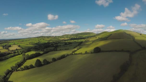 Pomalu Klesá Přes Krásné Zelené Válcování Polí Irska Nedávné Sucho — Stock video