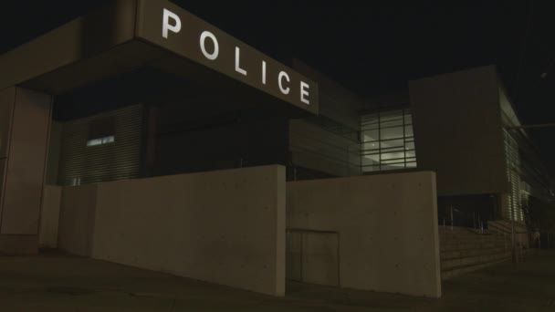Polisens Logotyp Och Skylt Tänd Natten Uppbyggnad Brottsbekämpning — Stockvideo