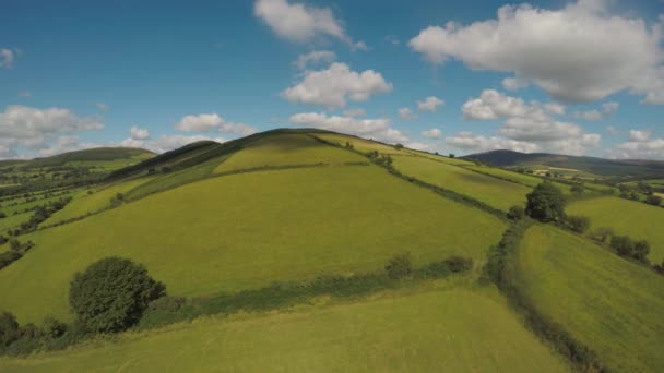 Langsam Fliegen Wir Hinaus Über Die Schönen Grünen Wiesen Irlands — Stockvideo