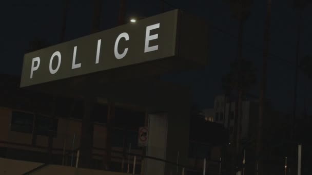 Los Angeles Gece Yarısı Polis Karakolu Işareti — Stok video