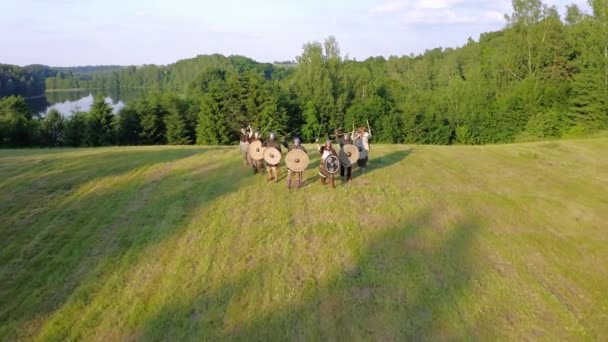 丘の上での戦いのための訓練中のいくつかの戦士を明らかに空中ドリー — ストック動画