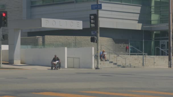 Внешнее Здание Полицейского Участка Движение Шоссе Люди Ограниченными Возможностями — стоковое видео