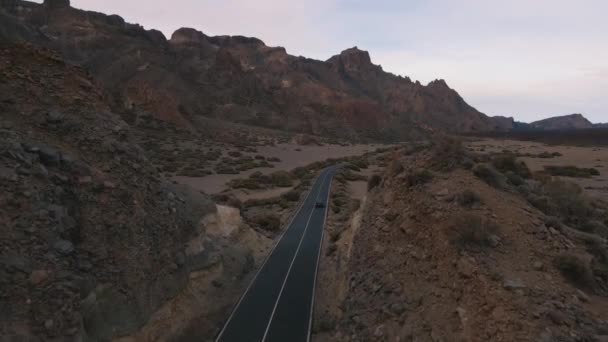 西班牙特内里费岛 美丽的山地跟踪器和蓝色面包车驶过高速公路 — 图库视频影像