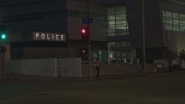 Hinweisschild Der Polizeistation Das Das Gebäude Der Nacht Vor Dem — Stockvideo